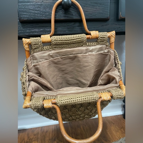 Vintage tan Macrame Handbag with beautiful wood handle - Picture 3 of 7